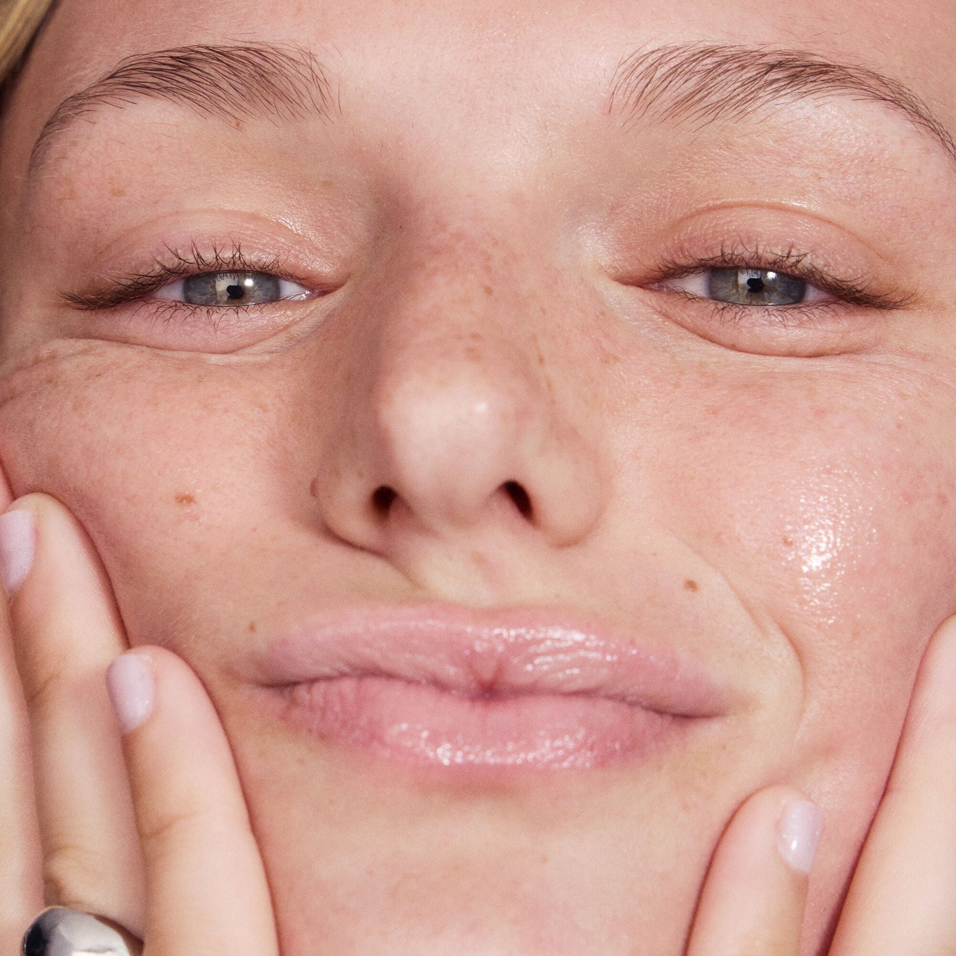 thirst-burst-pore-fecting-toner-n3 042125_SKIN_TBT_Madison_ModelApp_1086_RGB_IGF.jpg