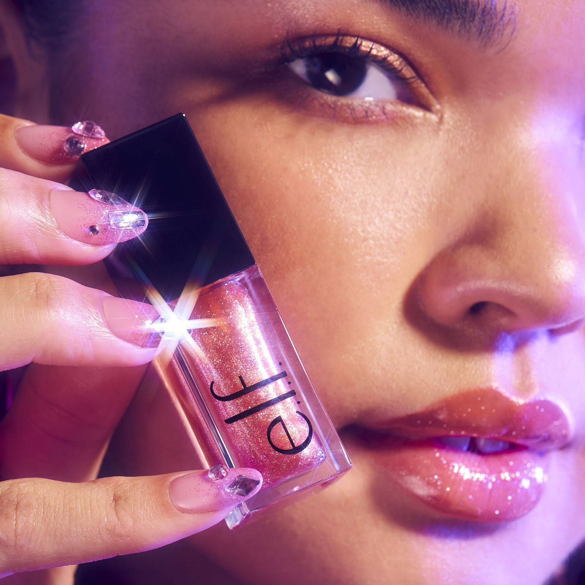 glow-reviver-plumping-lip-oil-q9 072225_Breanna_LipPlump_0391_2000x2000_0613e084-a418-44f9-b40d-c461b7a4b6db.jpg