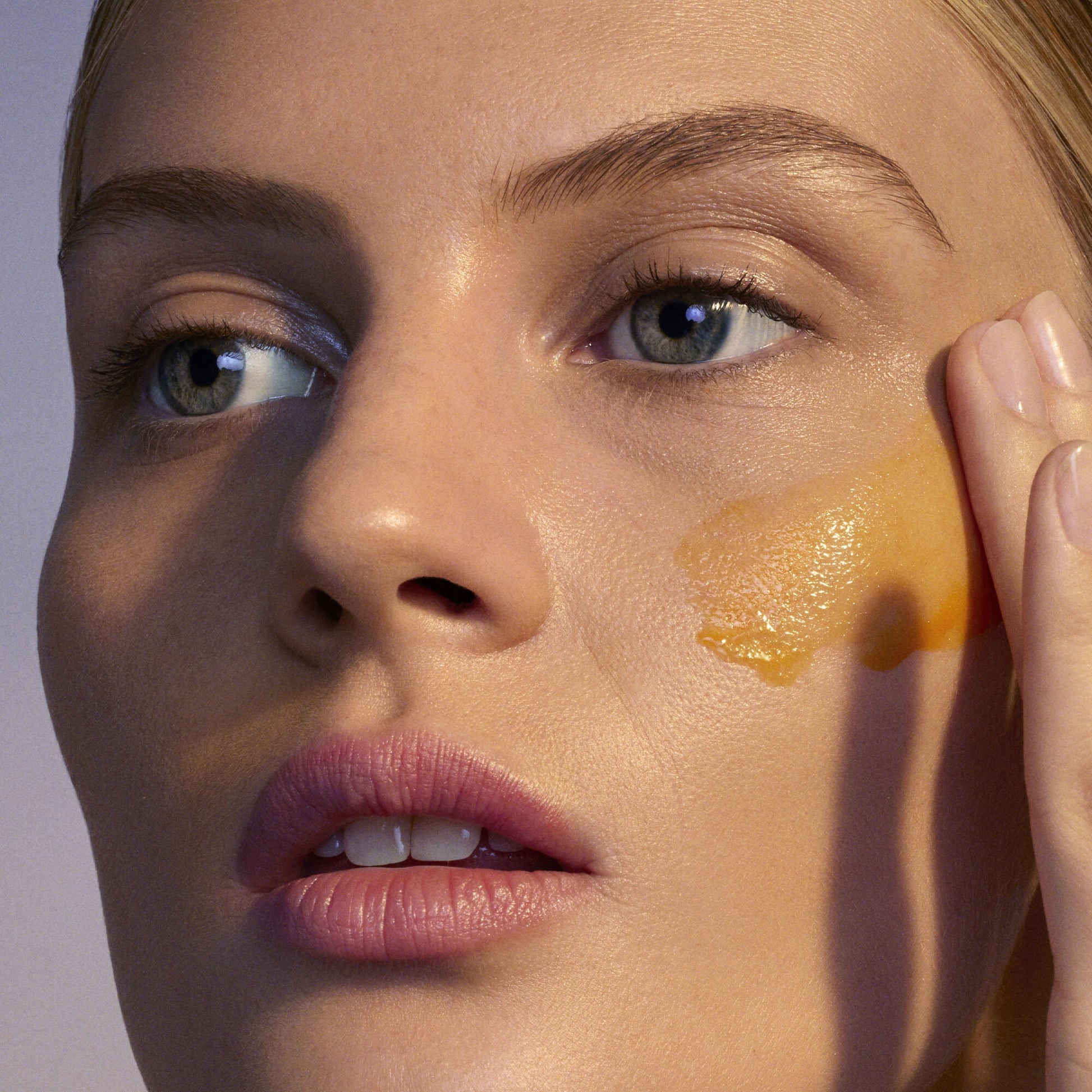 youth-boosting-advanced-night-retinoid-serum-w0 080222_Florence_ANR_0403_IGF_V2.jpg