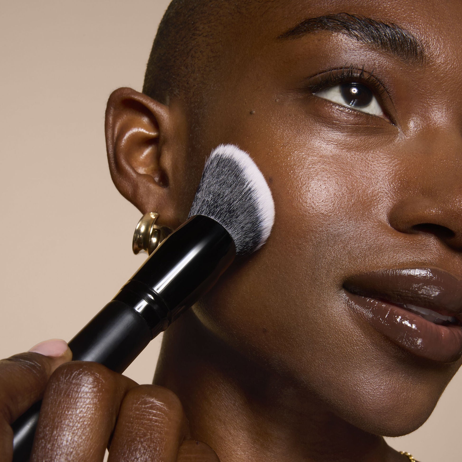 smooth-swipe-foundation-brush-w7 81456_MOM_SMOOTH_SWIPE_FOUNDATION_BRUSH_TOOL_SHOT_IYANNA_0169_V4.jpg