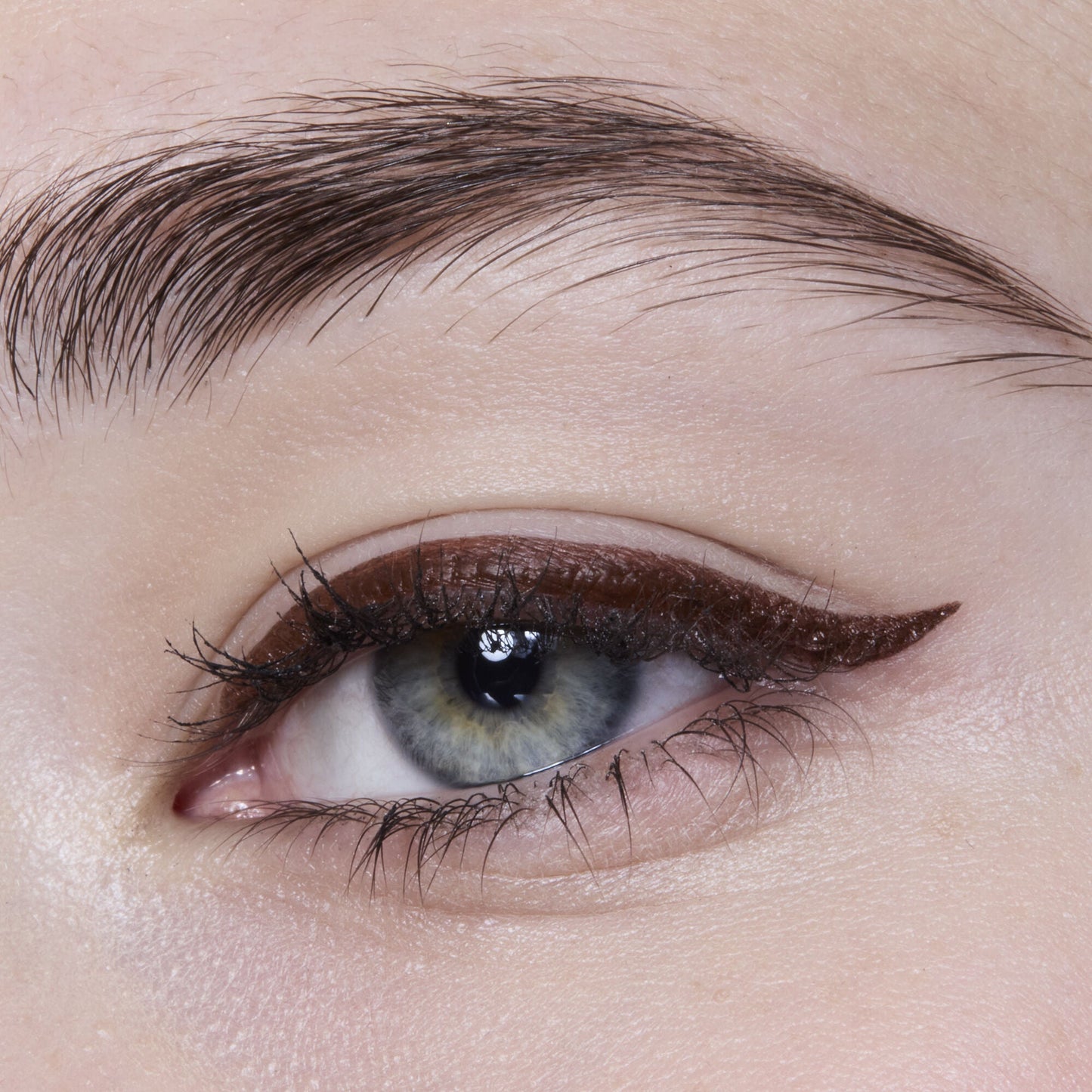 h2o-proof-eyeliner-pen-j4 81606_H20_PROOF_EYELINER_20PEN_CHESTNUT_MOM_BROWN_JORDAN_0029_v3.jpg