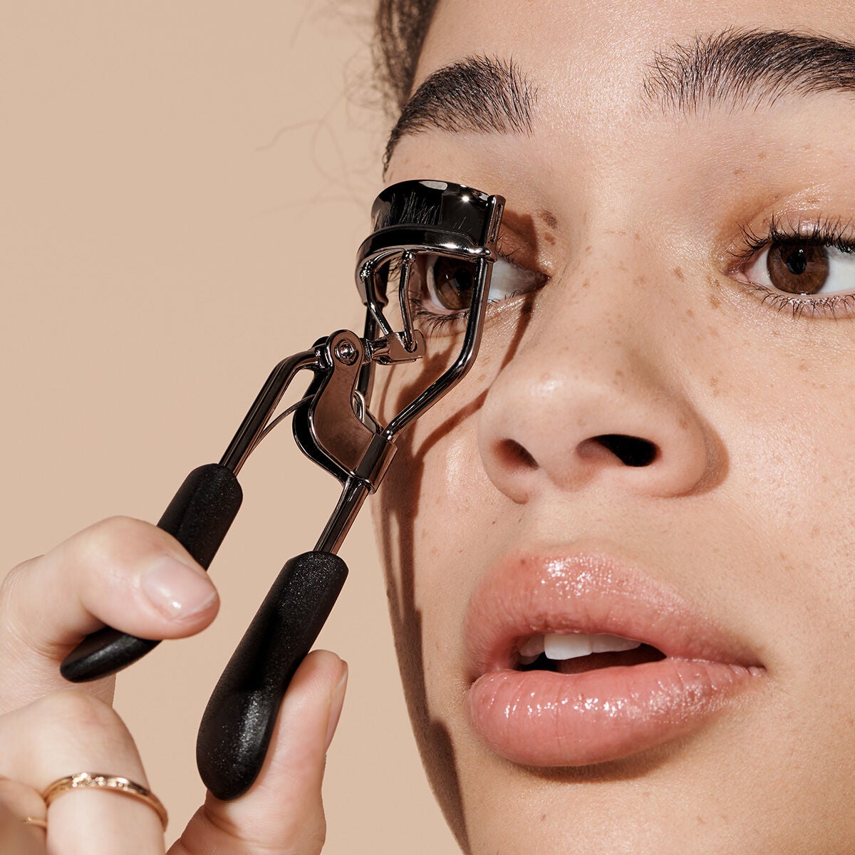 pro-eyelash-curler-k9 84067_ProEyelashCurler_Model.jpg