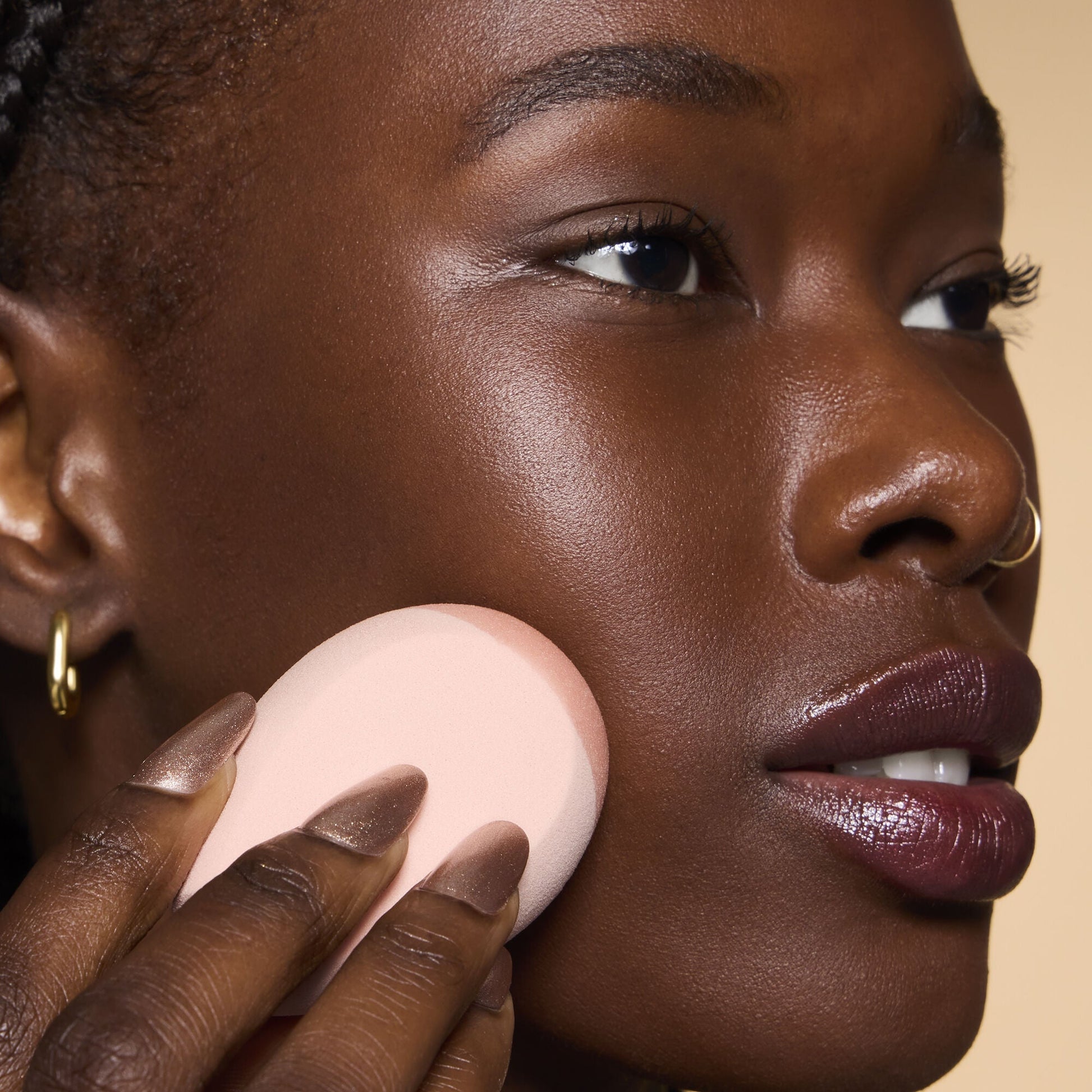 halo-glow-angled-silicone-face-sponge-h6 84235_HALO_GLOW_ANGLED_SILICONE_FACE_SPONGE_BILLIE_0078_V3.jpg