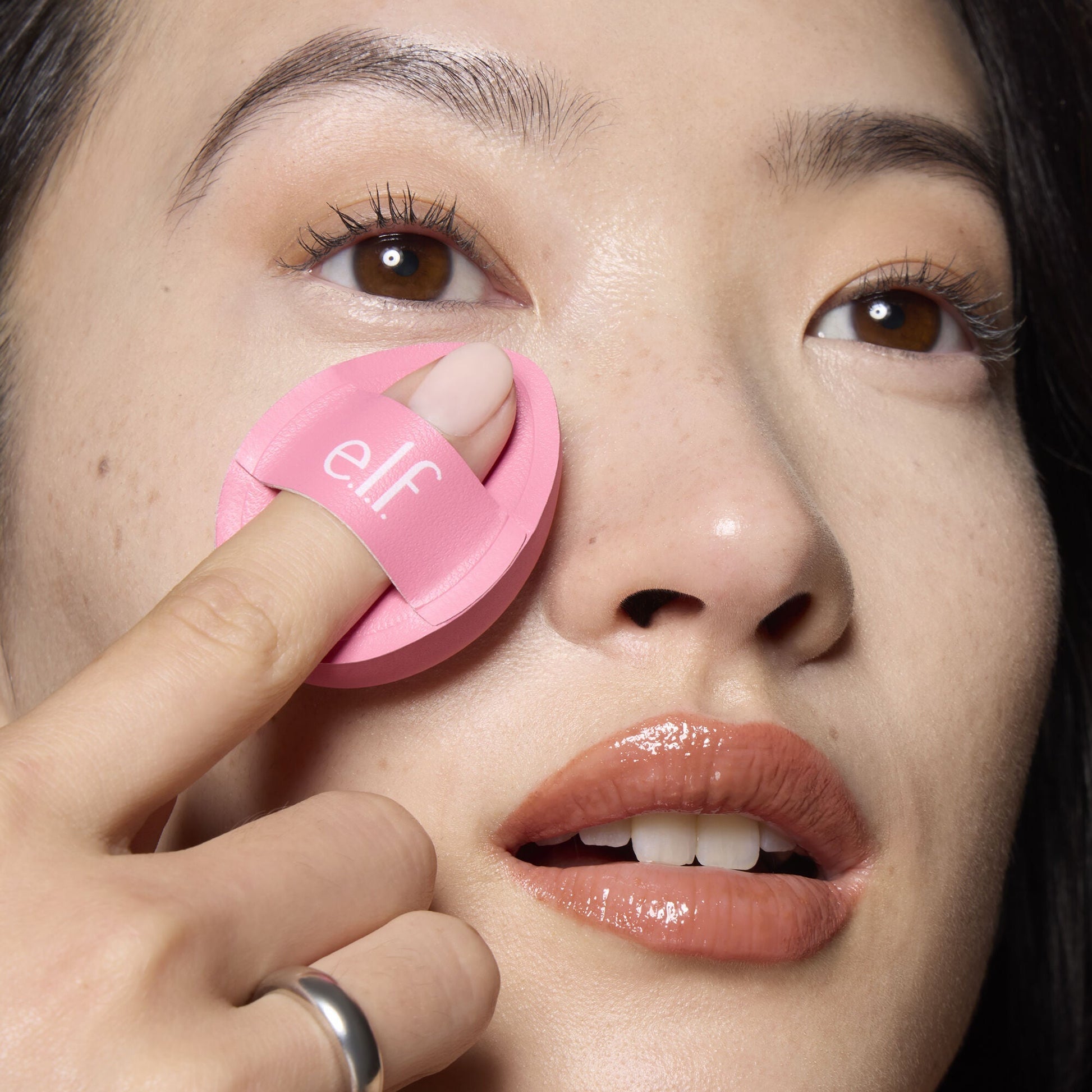 pillow-puff-concealer-sponge-q9 85120_MOM_PILLOW_PUFF_CONCEALER_SPONGE_TOOL_SHOT_SAKURA_V1_0095_V3.jpg